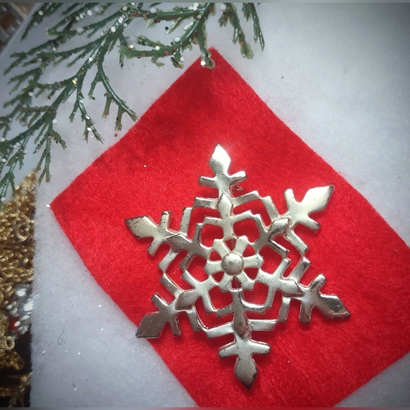 Snowflake Brooch - Picture 10 of 11